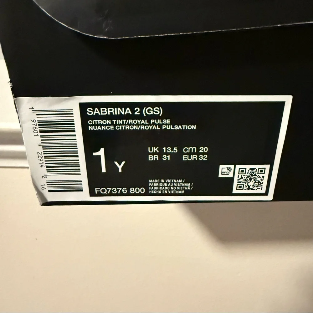 Nike Sabrina 2 basketball Citron Tint (GS) size 1